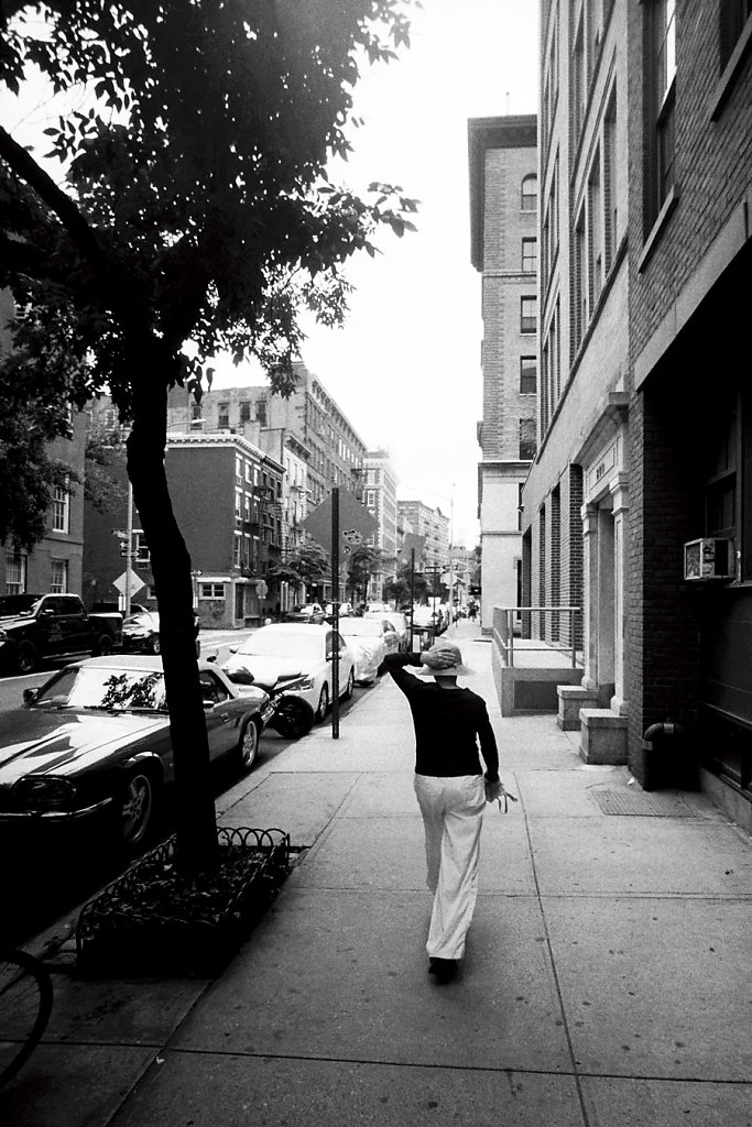 NYC-citizens-pietonne-dos-tient-chapeau-1084-SA-Photo18-19-2-rd900Lsite.jpg